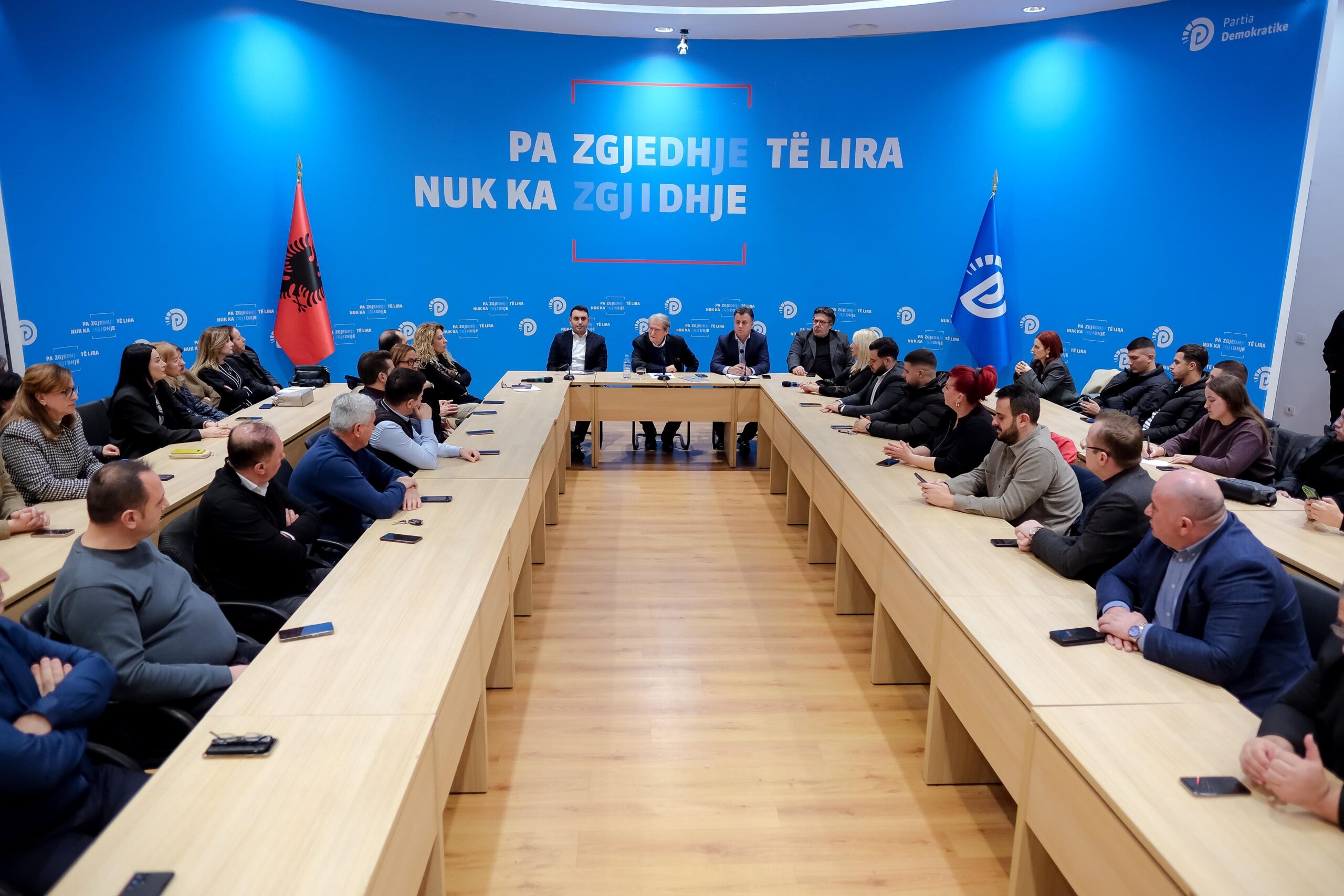 Berisha: Do ulim çmimin e energjisë për bizneset, paga mesatare 1200 Euro