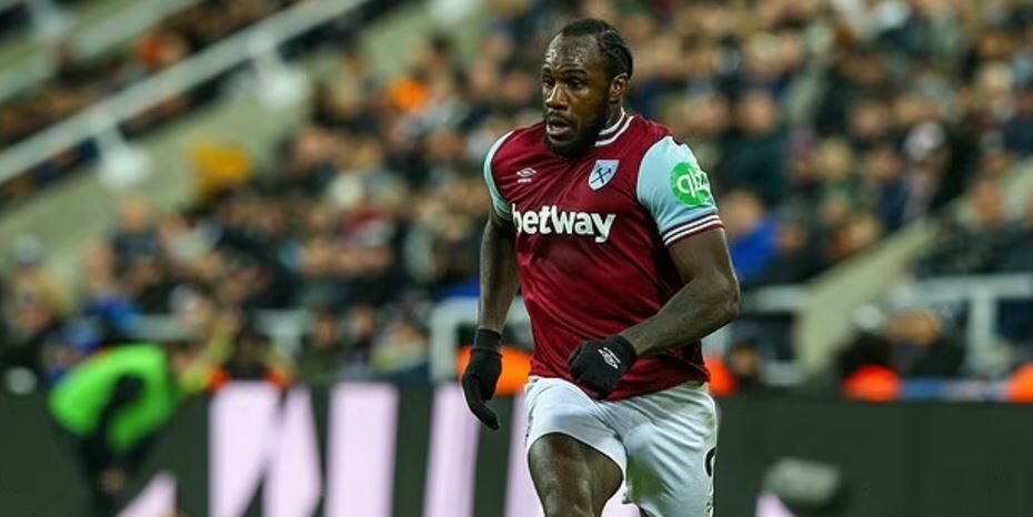 Sulmuesi i Premier Ligës pëson aksident me makinë. Klubi anglez: Lutemi për të