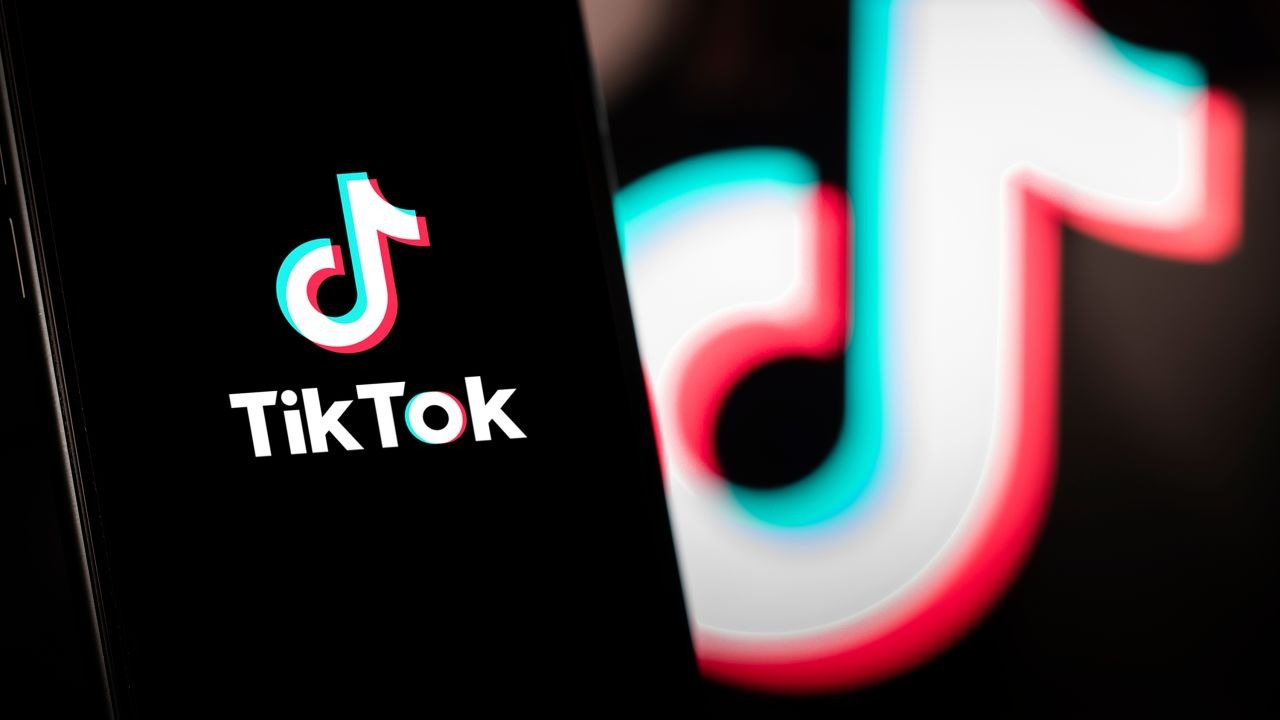 Vendimi për mbylljen e TikTok, platforma sociale kërkon sqarime urgjente nga qeveria