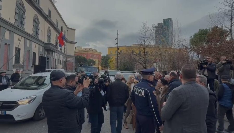 Protesta e opozitës para Bashkisë Tiranë, tensione në terren, policia nuk bllokon rrugën për automjetet