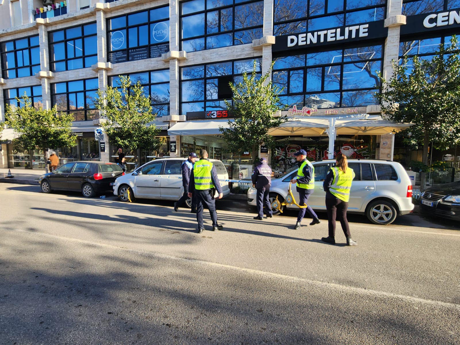 Policia bashkiake gjoba automjeteve që reklamohen për t’u shitur në parkimet publike