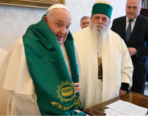 Papa Françesku takon Baba Mondin, bekon “Shtetin Bektashi” në Tiranë