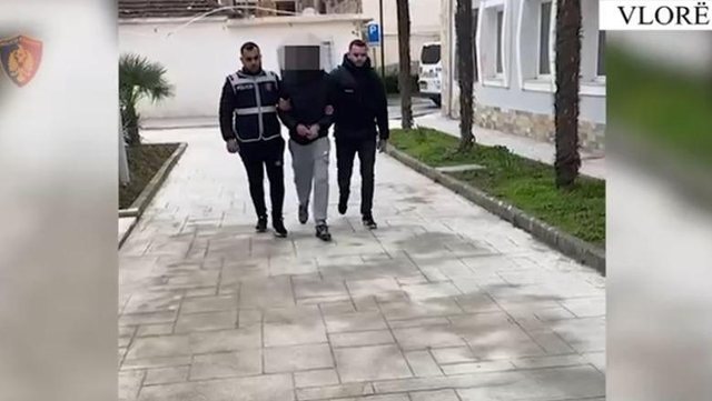 I vodhi me dhunë çantën një të huaje, arrestohet 17-vjeçari