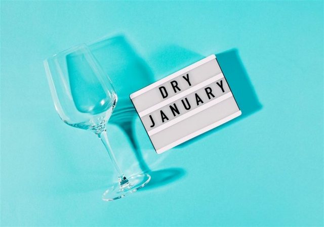 &#8220;Dry January&#8221;: Si ta përballosh sfidën dhe përfitimet që sjell