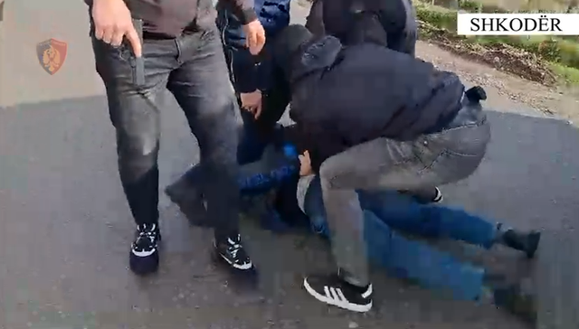 VIDEO+EMRI/ Lëvizte me kallash dhe thika në çantë, policia arreston 56-vjeçarin