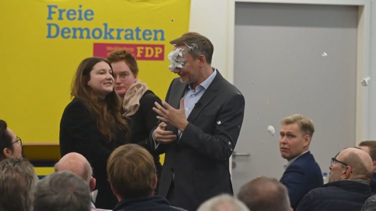 Është kandidati kryesor për kancelar, Christian Lindner goditet me tortë gjatë fjalimit