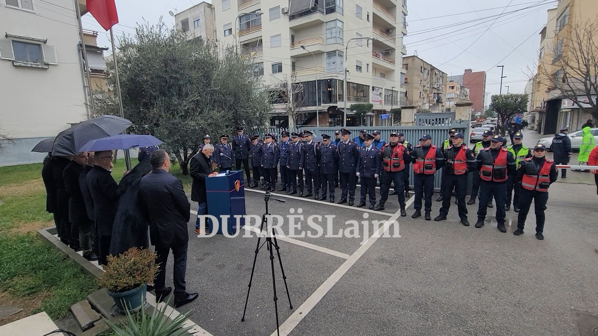 Policia e Shtetit feston 112-vjetorin e krijimit. Në Durrës vlerësohen 5 efektivë me certifikatë mirënjohjeje (VIDEO)