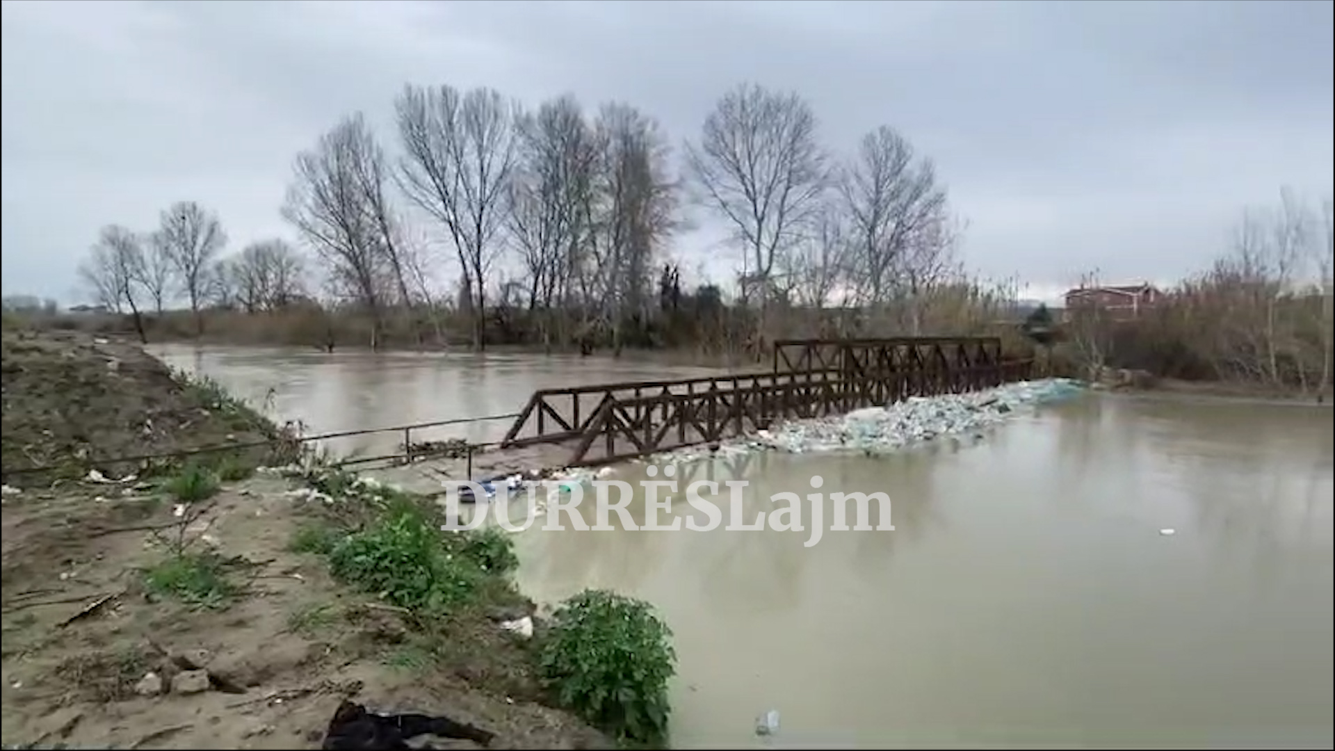 Reshjet e dendura të shiut/ Situatë kritike me përmbytjet në disa zona të Durrësit dhe Krujës (VIDEO)