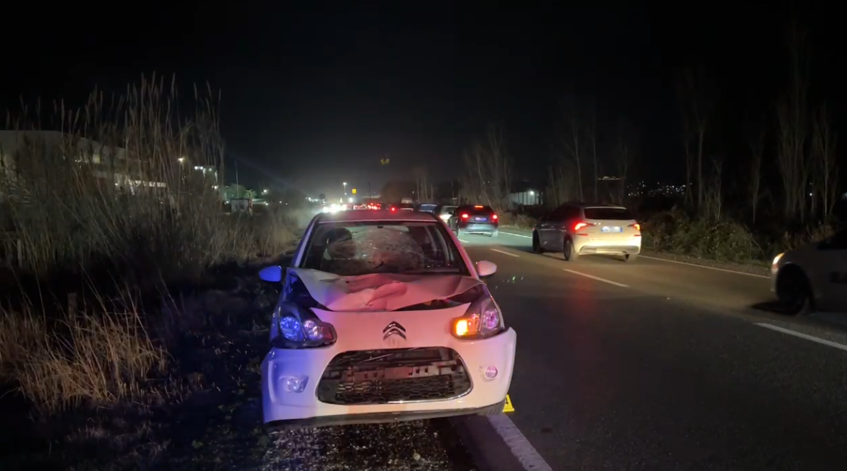 Makina e merr zvarrë për disa metra, vdes në vend këmbësori në aksin Lezhë-Laç