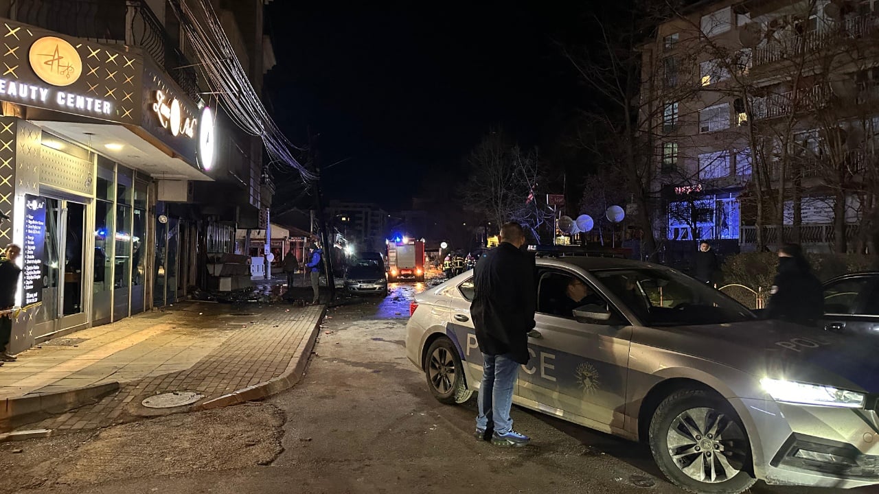 Shpërthimi i pikës së shitjes së fishekzjarrëve në Prizren/ Dy të plagosur, njëri në gjendje të rëndë, si paraqitet situata