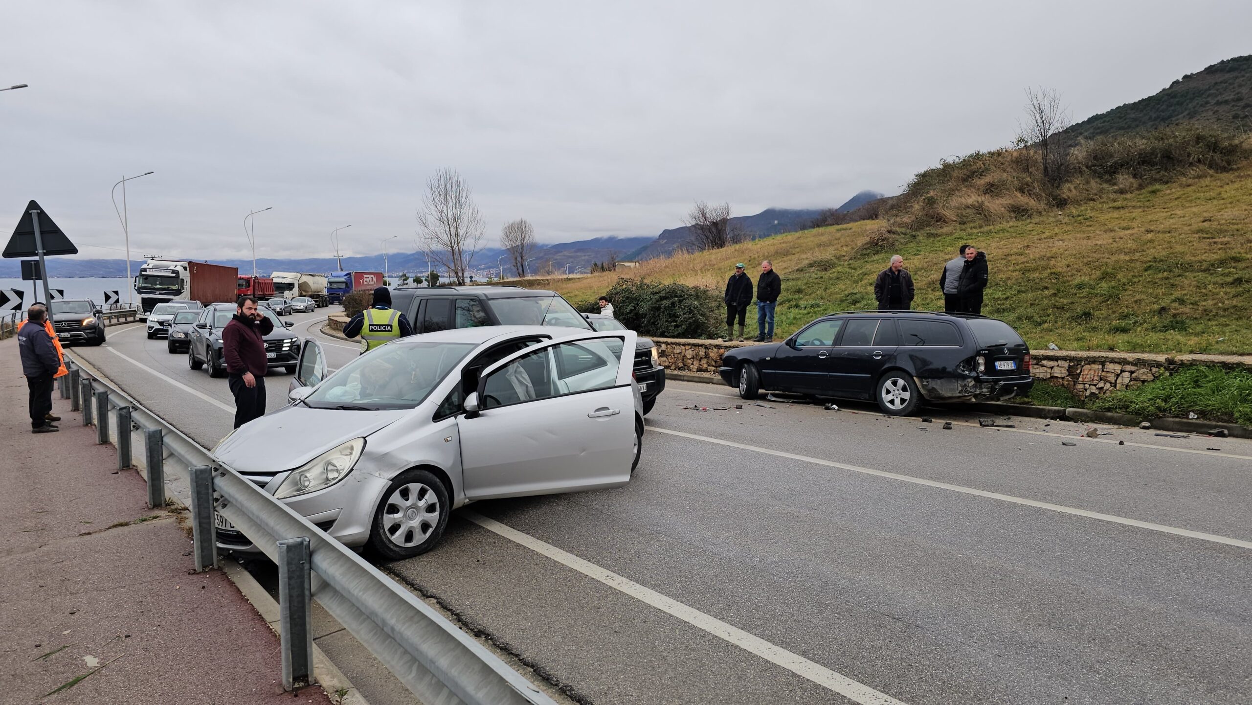 Tre automjete përplasen në rrugën e Pogradecit, plagosen 4 anëtarë të një familjeje