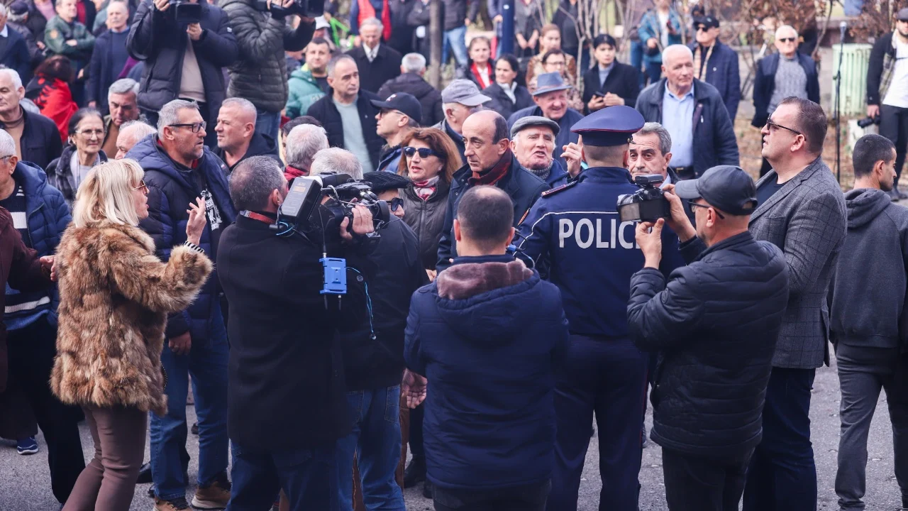 Protesta e opozitës para bashkisë së Tiranës, ndiqen penalisht 7 persona