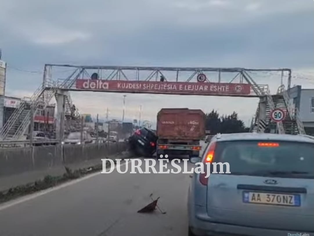 Aksident në autostradën Durrës-Tiranë, &#8220;Golfi&#8221; pëplaset me kamionin (DETAJE+VIDEO)