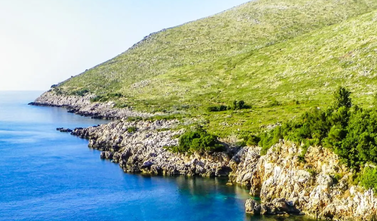 Humb një turiste në Karaburun, forcat e shpëtimit në kërkim