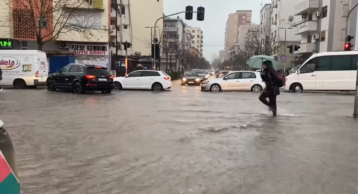 Cara publikon pamjet nga rrugët e përmbytura në Durrës: Mijëra punonjës që paguhen nga taksat tona dhe asnjë në terren!