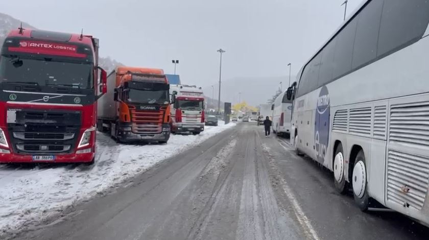 Policia greke ndaloi lëvizjen, kamionë dhe autobusë në radhë për të kaluar Kapshticën