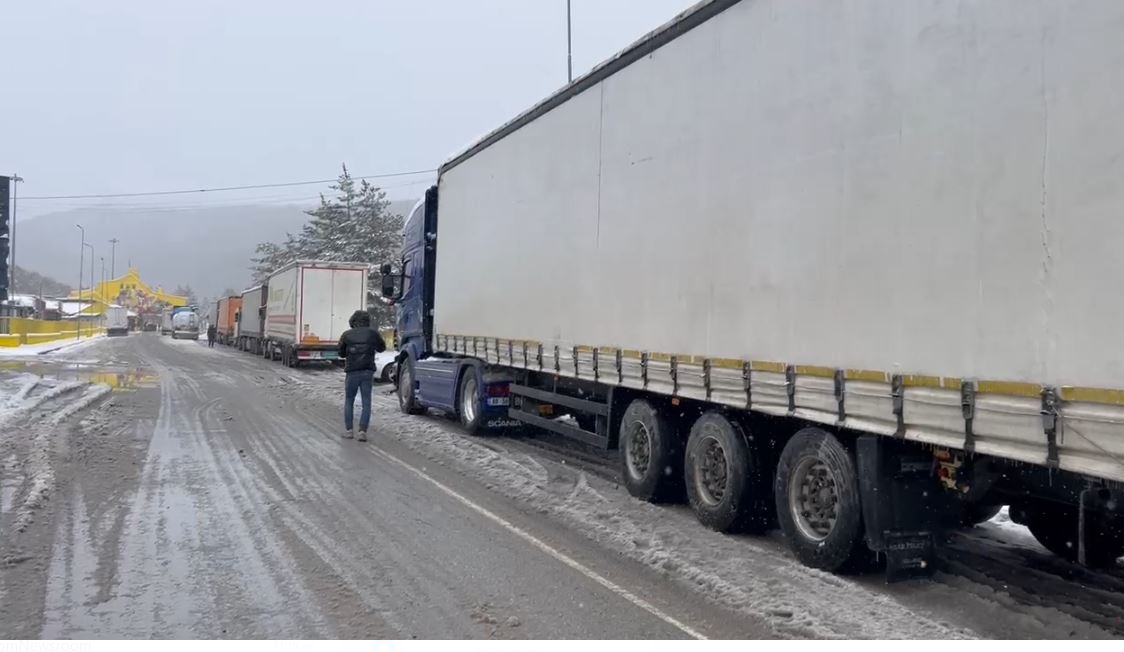 Hapet kalimi në Kapshticë, nis lëvizja e kamionëve edhe autobusëve drejt Greqisë