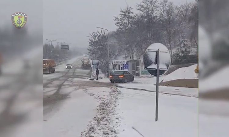 Moti i keq me reshje bore dhe shiu, Policia e Shtetit apel drejtuesve të automjeteve të tregojnë kujdes