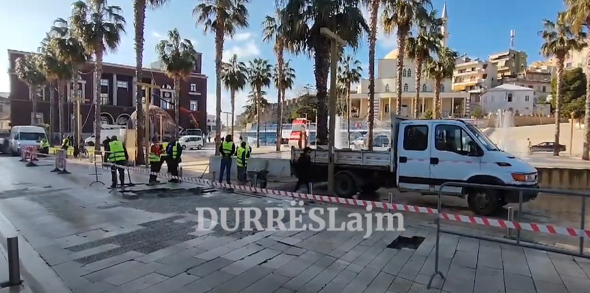 Zëvendësohen pllakat e dëmtuara në sheshin “Liria” (VIDEO)