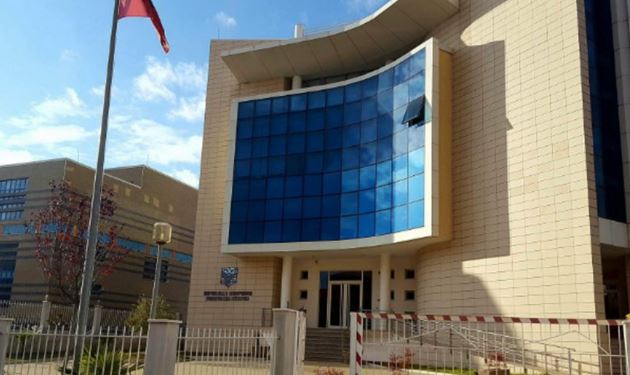 Tentoi të grabisë argjendarinë nën kërcënimin e armës dhe plagosi vëllain e pronarit, dërgohet në gjyq 35-vjeçari! I riu u arrestua në Spanjë 9 muaj më parë