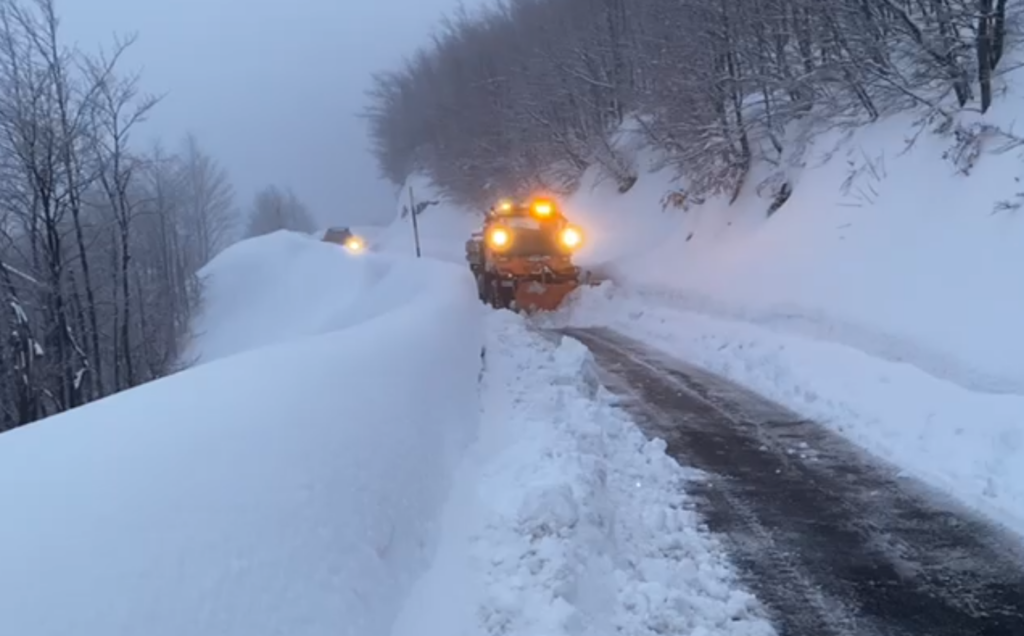 Reshjet e dëborës, si paraqitet situata në akset rrugore të vendit