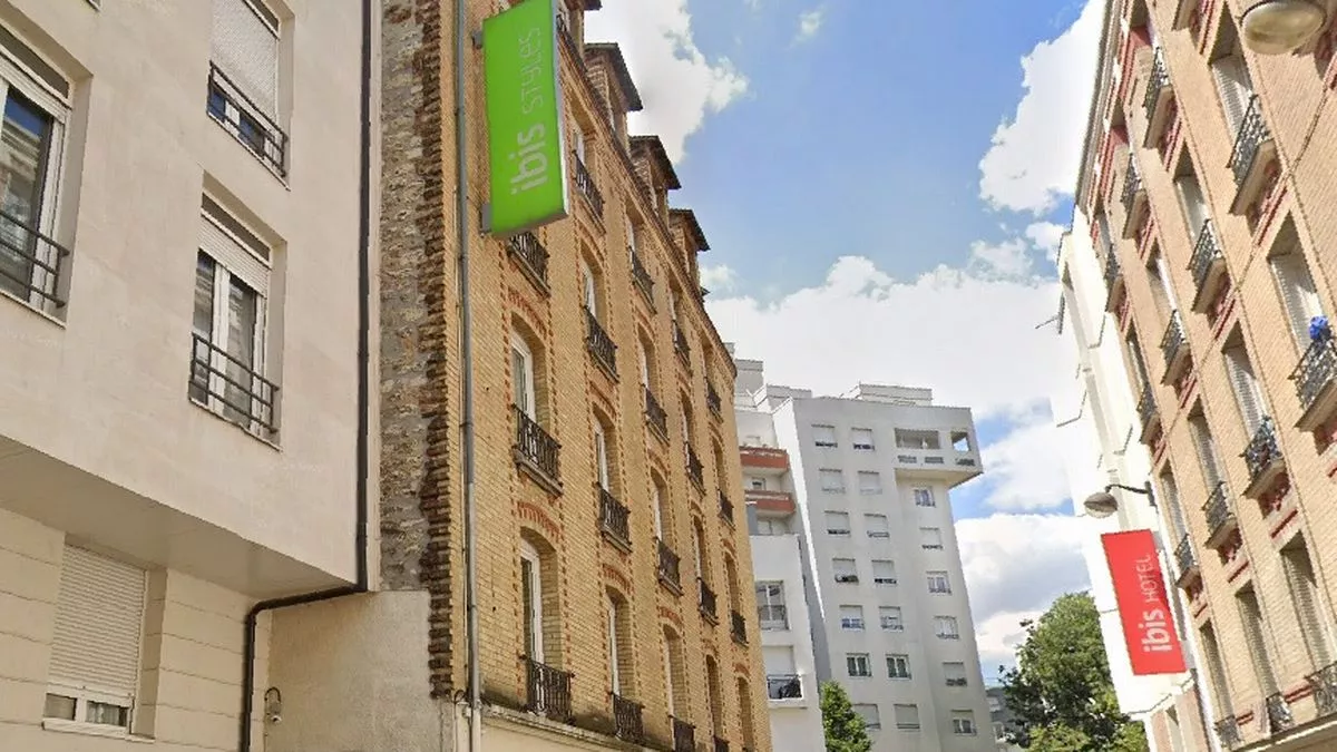 Turistja 18-vjeçare amerikane lind në Paris, hedh nga dritarja e hotelit