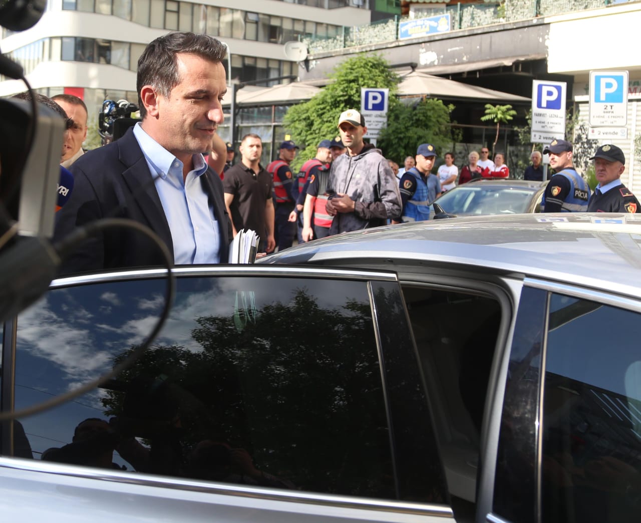 Sot gjyqi për Erion Veliajn, kryebashkiaku del para togave të zeza