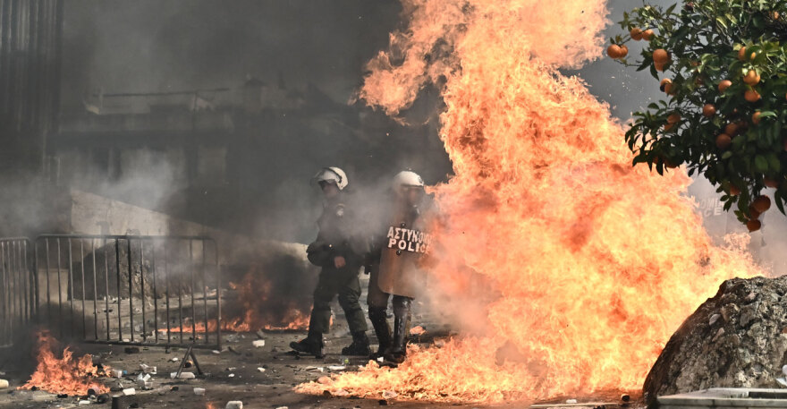Tragjedia me 57 viktima/ Protestuesit “shi molotovësh” drejt Kuvendit në Greqi, arrestohen dhjetëra persona