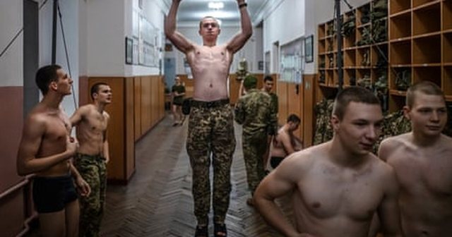 E ardhmja e vendit në duart e tyre! Brenda “gjimnazit” ku përgatiten luftëtarët e rinj e Ukrainës