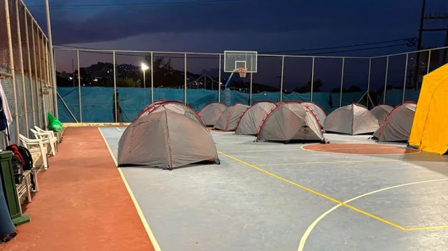 Ankthi nga tërmetet në Santorini, banorët e kalojnë natën jashtë, mbyllen shkollat