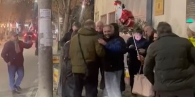 VIDEO/ Festuan për arrestimin e Veliajt te paraburgimi i Mine Pezës, policia heton 8 qytetarë