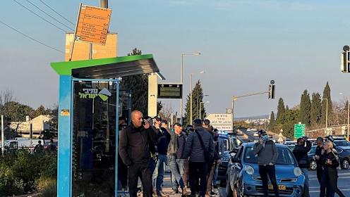 Makina futet mes turmës në një stacion autobusi në Izrael, plagosen 7 persona