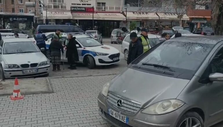Drejtuesja hip me makinë mbi trotuar, plagos kalimtarin: U gabova pasi dola nga parkimi