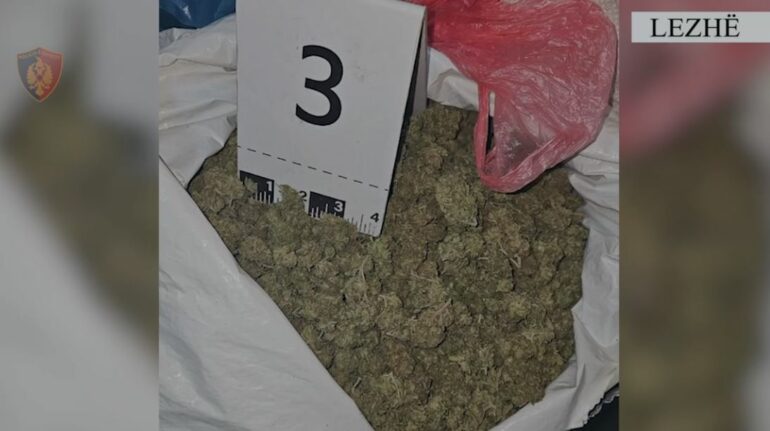 EMRAT/ Drogë, armë dhe municion ushtarak, arrestohen dy vëllezërit në Lezhë, kishin fshehur në dy banesa…