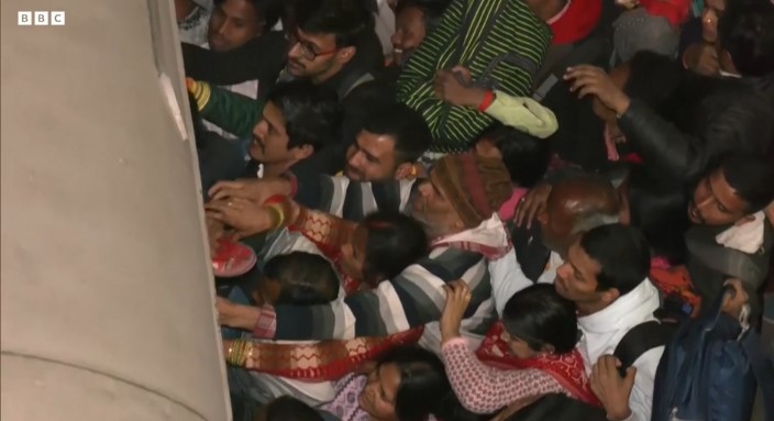 18 të vrarë dhe 10 të plagosur në një stacion treni në Nju Delhi