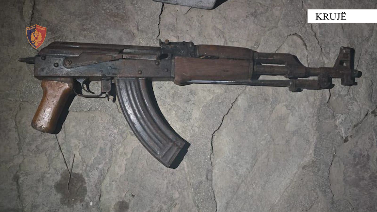 Kanosën me kallashnikov xhaxhain që të tërhiqte kallëzimin e bërë për ta, arrestohet 19-vjeçari! Në kërkim vëllai i tij