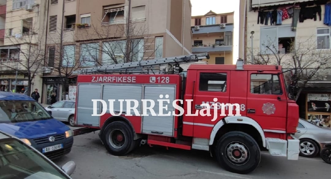 Mer flakë paneli elektrik, e gjithë lagjja nr 5 në Durrës pa energji