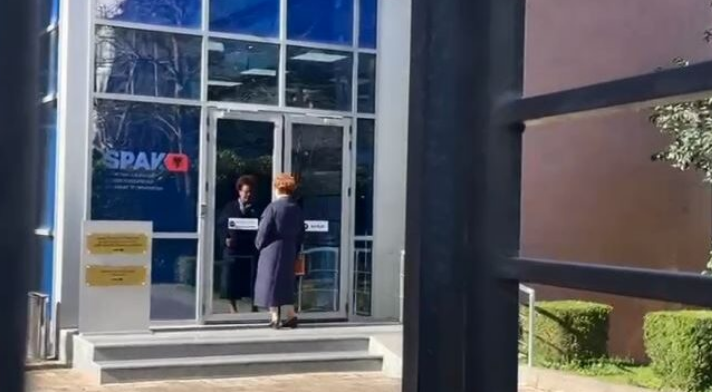 Nëndrejtoresha e shkollës “Harry Fultz” paraqitet në SPAK për diplomën e Këlliçit