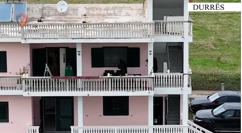 Kapet 28-vjeçari në Durrës në kërkim ndërkombëtar për drogë dhe organizatë kriminale, pamje nga aksioni i policisë (VIDEO)