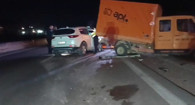 Aksident i rëndë në autostradën Rrogozhinë-Lushnjë, fuoristrada përplaset me kamionçinën, 3 të plagosur
