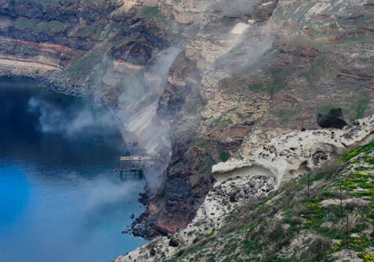 Tërmetet e vazhdueshme në Santorini, rrëshqitje dheu në disa zona! Publikohen pamjet nga Gjiri i Athinios