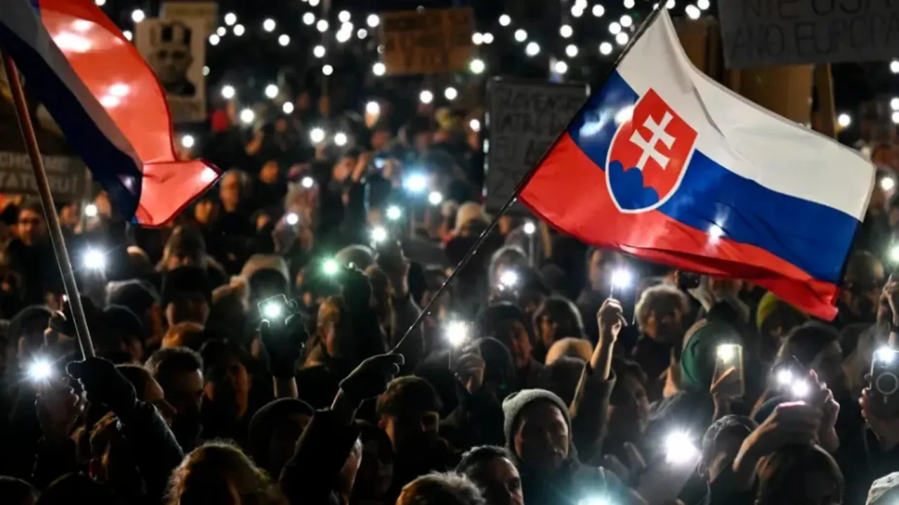 “Sllovakia është Europë!”/ Protestë kundër kryeministrit Fico, mijëra njerëz mbushin rrugët e Bratislavës: Jep dorëheqjen!