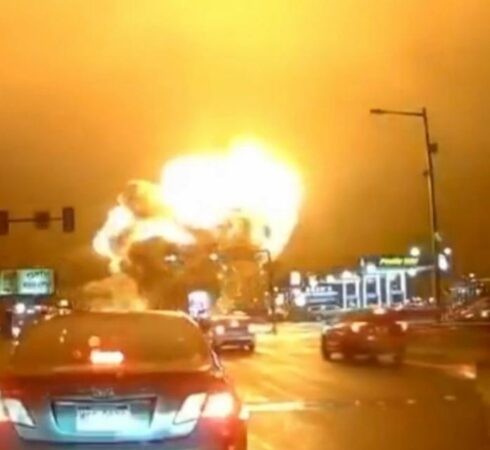 Rrëzohet një aeroplan i vogël në Filadelfia me 6 persona në bord, disa makina marrin flakë