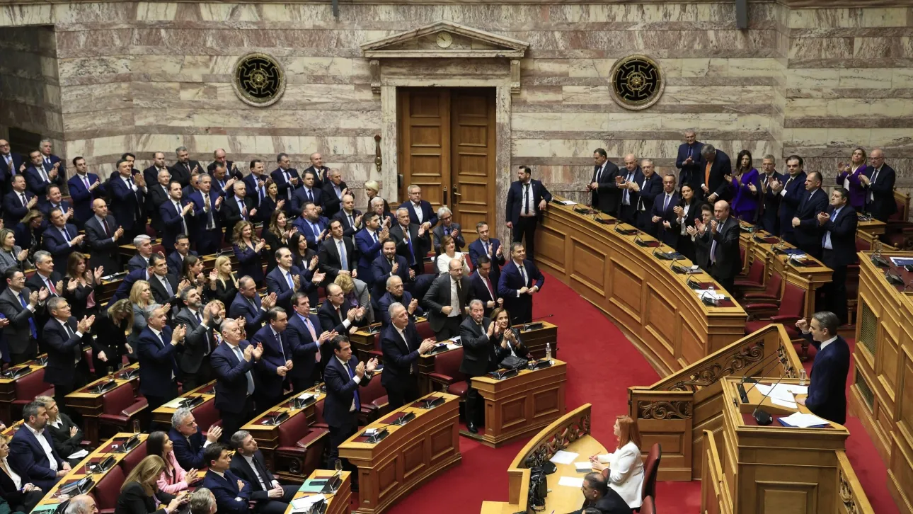 Protestuesit “ndezën flakë” Parlamentin, qeveria i mbijetoi mocionit të mosbesimit! Çfarë ndodhi mbrëmë në Greqi, dy pikat kryesore të fjalimit të Mitsotakis