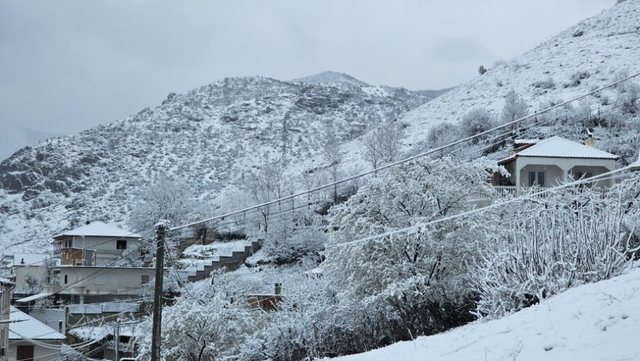 Pranvera vjen me borë, zbardhet Korça!