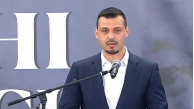 “Nuk e lejuan t’i hidhte një grusht dhe…”/ Djali i Hashim Thaçit: Në vend të babit sot ka ardhur Kosova, Shqipëria, Maqedonia e Lugina!
