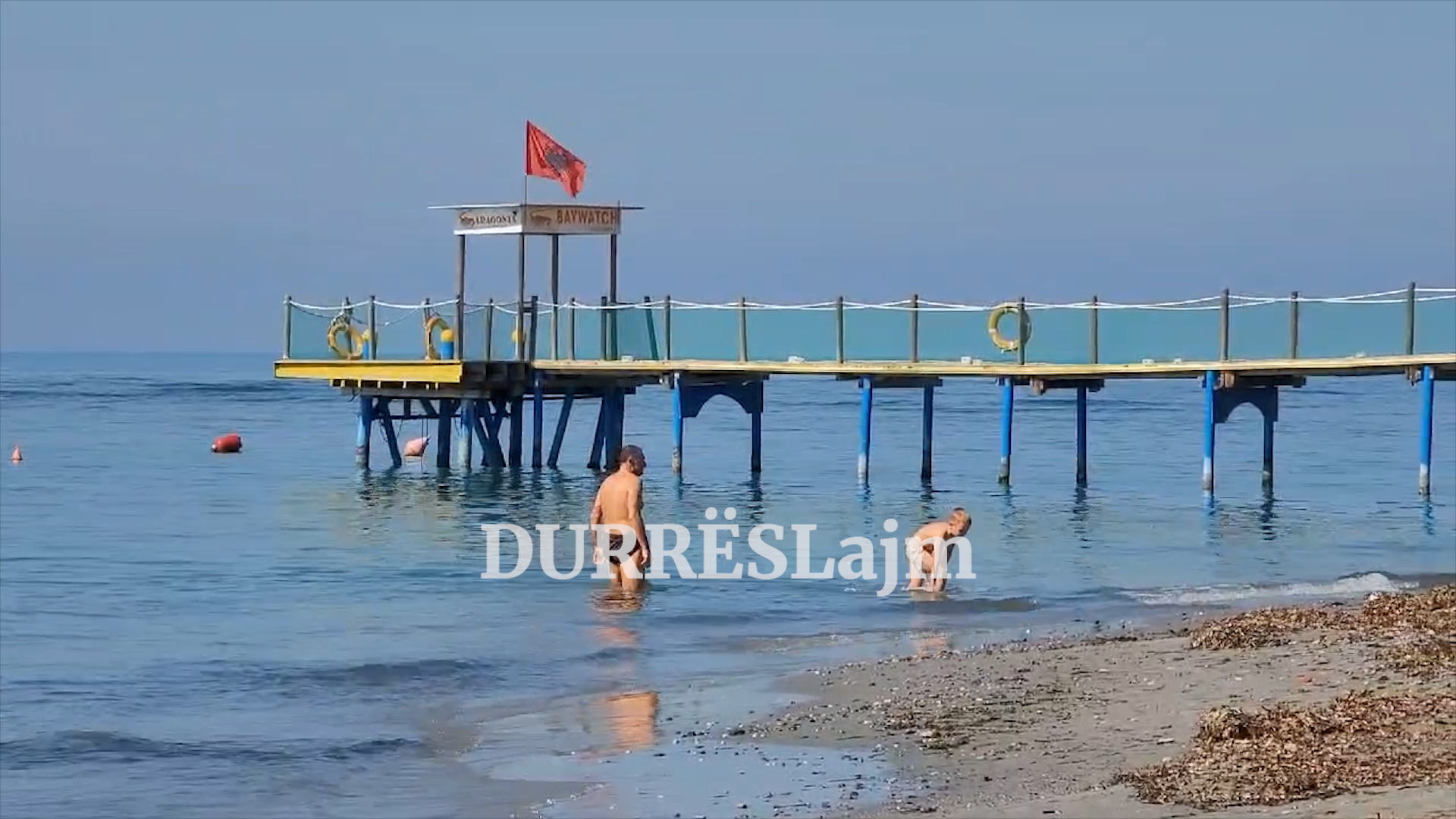 Plazh në mars! Qytetarët në Durrës shfrytëzojnë motin e mirë për t’u larë në det (VIDEO)