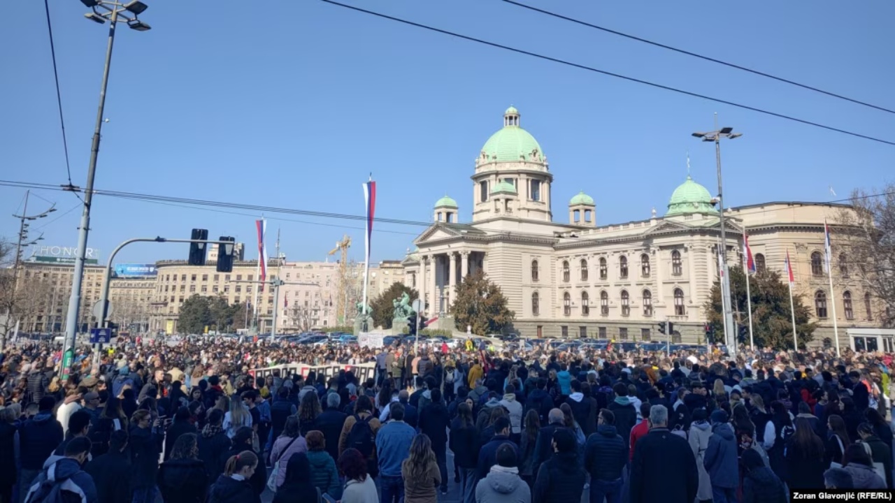 Protestat masive/ Opozita serbe në Kosovë paralajmëron mobilizimin e serbëve në “mbrojtje” të Vuçiçit