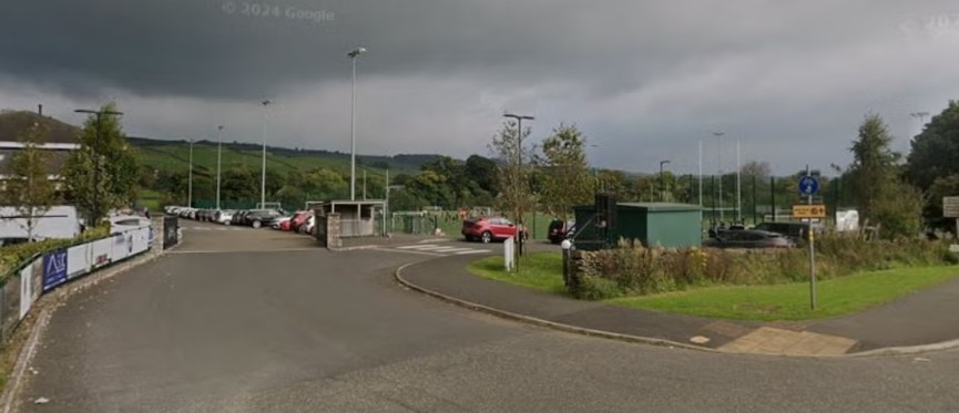 Tragjedi në Britani! Makina hyn në mes të fushës dhe tërheq zvarrë dy të mitura! Ndërron jetë 10-vjeçarja