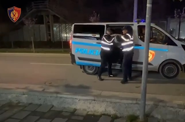 Lëvizte me armë zjarri në makinë, arrestohet 20-vjeçari! Nisin hetimet për shokun e të riut